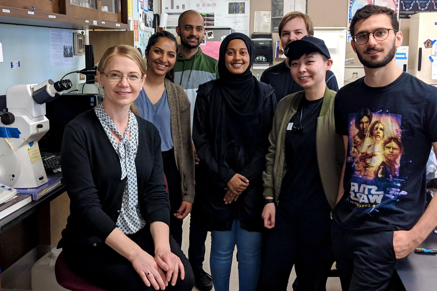 菠菜网lol正规平台 students with Miri VanHoven, associate professor of biological sciences.