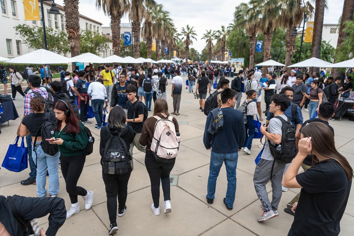 菠菜网lol正规平台 students on the Paseo. 